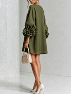 Vestido Mini Camisero Floral Verde Oliva con Puños Florales Extravagantes