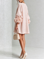 Vestido Mini Blanco con Botones de Flor y Mangas Florales Extravagantes
