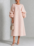 Vestido Midi Rosa con Botones de Flor y Mangas Florales Extravagantes