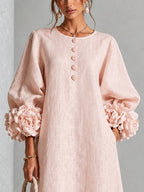 Vestido Midi Rosa con Botones de Flor y Mangas Florales Extravagantes