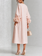 Vestido Midi Rosa con Botones de Flor y Mangas Florales Extravagantes