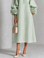 Vestido Midi Salvia Místico con Botones de Flor y Mangas Florales Extravagantes