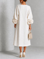 Vestido Midi Blanco con Botones de Flor y Mangas Decoradas